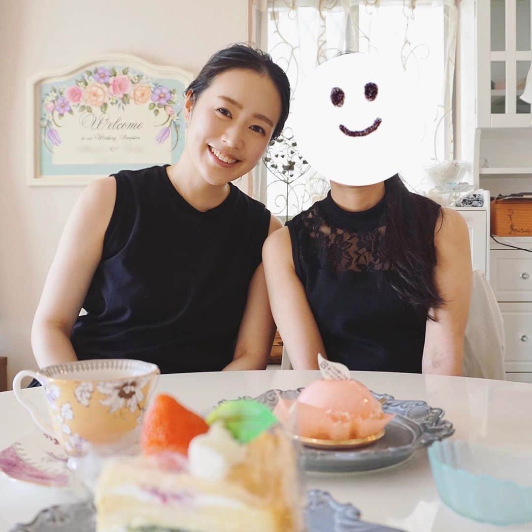 のインスタグラム：「私が幼稚園の頃にあげた手紙やメモもぜーんぶ大切にとっておいてくれてたのを見せてもらって改めて姉の愛の深さを知った🥺♡♡﻿ ﻿ ﻿ 私と違って小柄で可愛らしい姉。﻿ (身長も10㎝近く違う。よく私が姉と間違わられる😂)﻿ ﻿ 昔から妹想いの優しい姉です。﻿ ﻿ ﻿ #姉妹」