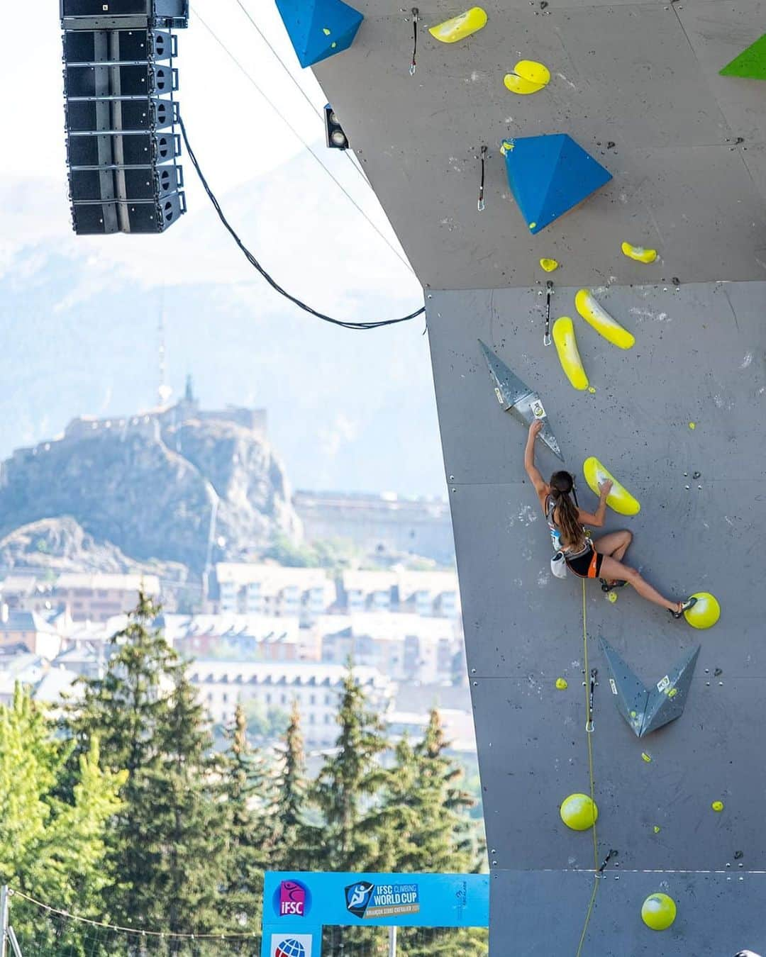 ユリア・フィシェルさんのインスタグラム写真 - (ユリア・フィシェルInstagram)「Souvenirs de Briançon 💫 Some more pictures of the Worldcup in Briançon last weekend 😍 I just can't stop thinking about how good it felt to climb on the world stage again with my friends, even if some were missing because of travel restrictions...  A few days of rest are behind me and now it's time to get back to training for the Austrian Championships at the end of September and some rock projects 💪  Pic 1&2: @jan_novak_photography  Pic 3,4&5: @wilhelmheiko」8月28日 1時31分 - julia_fiser