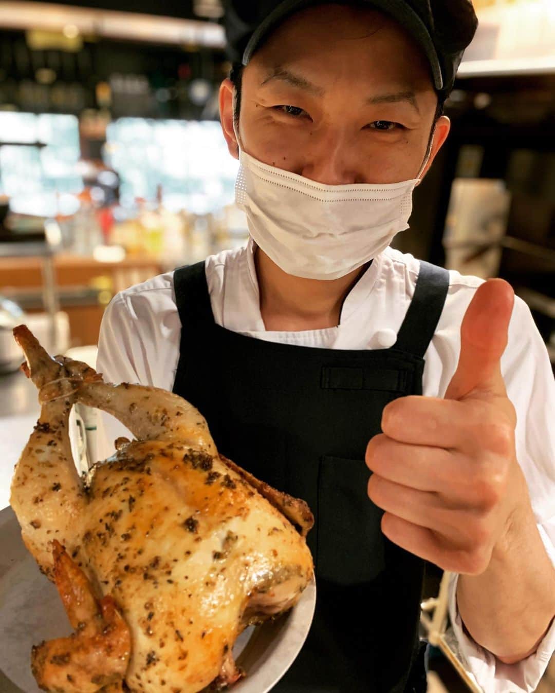 T.G.HEARTH TGハースのインスタグラム：「どうもチッチキチーの菅原です😎﻿ 今日は皆さん待ちに待った金曜日ランチ限定﻿ 🐓🐓🐓チキンの日です🐓🐓🐓﻿ まだTGハースのチキン食べたことないそこのあなた！！このしっとり焼き上がったジューシーなチキンにきっとあなたは「やばっ💦」って言っちゃいます🤓いい意味で。。﻿ ﻿ ﻿ テイクアウト限定チキンのご案内↓↓↓﻿ 当店名物ロティサリーチキン1羽まるごと¥1980🐓﻿ すぐ電話↓↓↓期間限定なのでお早めに〜💕💕💕﻿ ☎️03-6416-9445←ﾖｳﾁｪｹﾗ🤘﻿ ⭐️旨辛フェアも絶賛開催中なのでテイクアウトチキンの味変更やハーフ&ハーフも対応してます🤓﻿ ﻿ ﻿ ◆ガレット（YouTubeで動画も見れるよ‼️）﻿ https://www.instagram.com/galette.galette/﻿ ﻿ https://m.youtube.com/channel/UC4nVtquelZgXuDnXWpCQ9sg﻿ ﻿ ◆モバイルオーダーも出来るようになりました✨﻿ プロフィールからHPをアクセスしてください♪﻿ モバイルオーダー﻿ https://tgh.for.dinii.jp/﻿ ﻿ ◆Uber eats・menu・出前館によるデリバリー﻿ 11:30〜21:00﻿ ﻿ ◆LINE@登録お願いします♪﻿ https://lin.ee/g0H4jc6﻿ ﻿ ﻿ 皆さまの笑顔に会えますように！💕💕💕﻿ ﻿ #TGハース#代官山ディナー#代官山ランチ#恵比寿グルメ#恵比寿ビストロ#恵比寿ディナー#代官山グルメ #ハース #代官山テイクアウト#恵比寿ランチ#ラクレット#チーズ#ロティサリーチキン#恵比寿ご飯#menu#恵比寿ワイン#テイクアウト#渋谷ディナー#恵比寿チーズ#tghearth#渋谷グルメ#渋谷ランチ#恵比寿チーズ#恵比寿カフェ#チーズケーキ#渋谷テイクアウト#恵比寿新聞#恵比寿ビール#チーズフォンデュ#恵比寿テイクアウト」