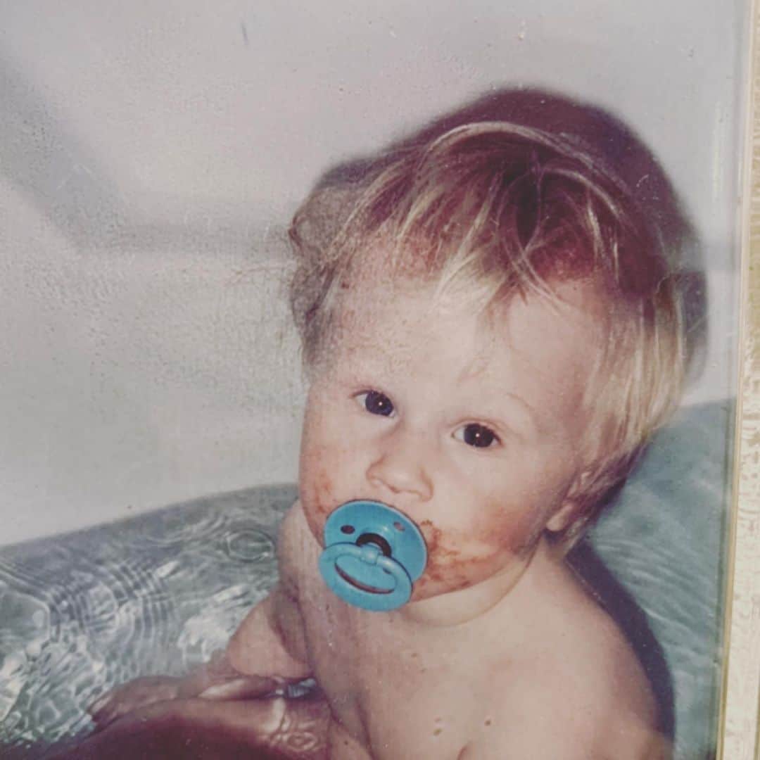 ナタリヤ・ポポワのインスタグラム：「Happy Birthday fiancé! 🥳🍾🎂 May this year be as cool as you!😎😘 #champagnebirthday #anotheryearwiser」