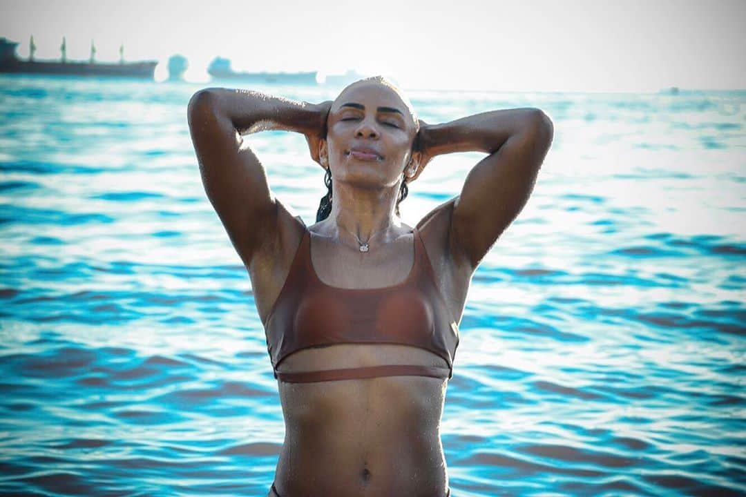 エリカ・ミランダのインスタグラム：「Inner Peace 🙏🏾 🌊 🤍」