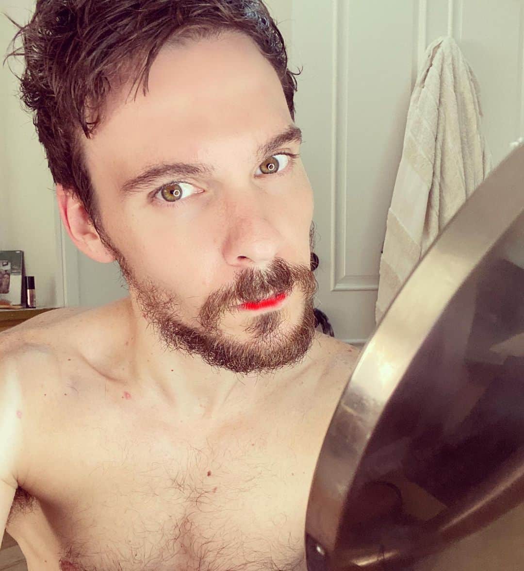 マシュー・カマのインスタグラム：「Always posting my kids , dogs, and chickens....popped a red lip on and felt cute...might delete later ....☺️」