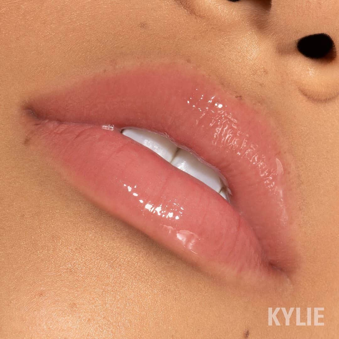 Kylie Cosmeticsさんのインスタグラム写真 - (Kylie CosmeticsInstagram)「PRIVATE ISLAND high gloss 💋 you'll love this sheer cherry red. perfect to wear alone or on top of your favorite lippie ✨ 8.31 ⚓️」8月28日 1時46分 - kyliecosmetics