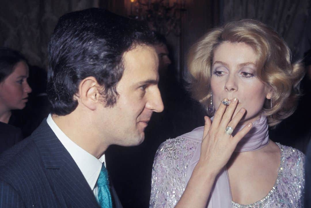 ルモンドさんのインスタグラム写真 - (ルモンドInstagram)「« Dans cette histoire, tout le monde a quelque chose à cacher. » C’est ainsi que François Truffaut a résumé pour Catherine Deneuve Le Dernier Métro, en lui tendant son scénario. Il en a écrit l’intrigue avec sa complice Suzanne Schiffman, à l’été 1979, et il sait très bien qu’en lisant ces quelque 300 pages, parfaitement dialoguées, l’actrice en devinera toutes les allusions et les clés.⁣ Truffaut n’a pas seulement imaginé le rôle de Marion Steiner pour elle. Il a puisé dans sa propre histoire mais aussi dans celle de l’actrice, au cœur de la famille Dorléac, de quoi nourrir ces personnages projetés en 1942, dans le Paris occupé. Qui le sait ? Le cinéaste n’en a parlé ni à ses proches ni, surtout, à la presse. Seule Catherine doit pouvoir comprendre les indices qu’il a déposés tout au long de son récit. Ce sera leur secret intime, dans cette histoire qui n’en manque pas.⁣ -⁣ Retrouvez notre série d'été « Catherine Deneuve, derrière l’écran » en cliquant sur le lien dans notre bio.⁣⁣ -⁣ Le réalisateur François Truffaut et Catherine Deneuve, en septembre 1969. Photo : Reporters Associes / Gamma⁣ -⁣ #CatherineDeneuve #Cinema #FrancoisTruffaut #LeDernierMetro」8月28日 1時48分 - lemondefr