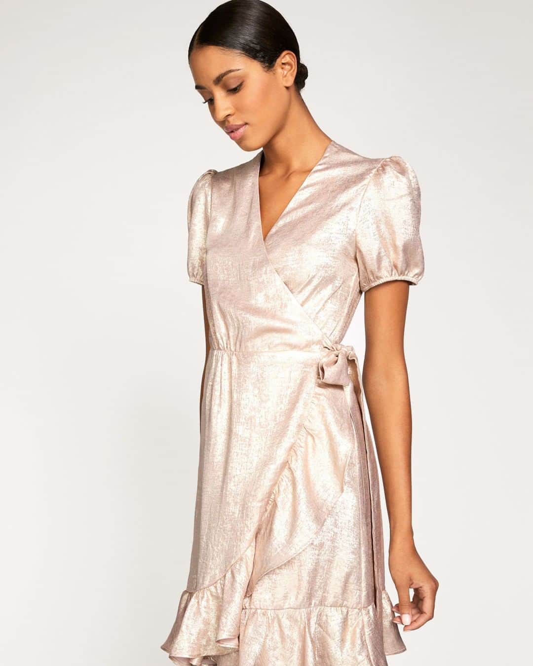 クーカイのインスタグラム：「L’élégance est de mise avec la robe Tao et son côté irisé ✨  #kookai #fashion #dress」