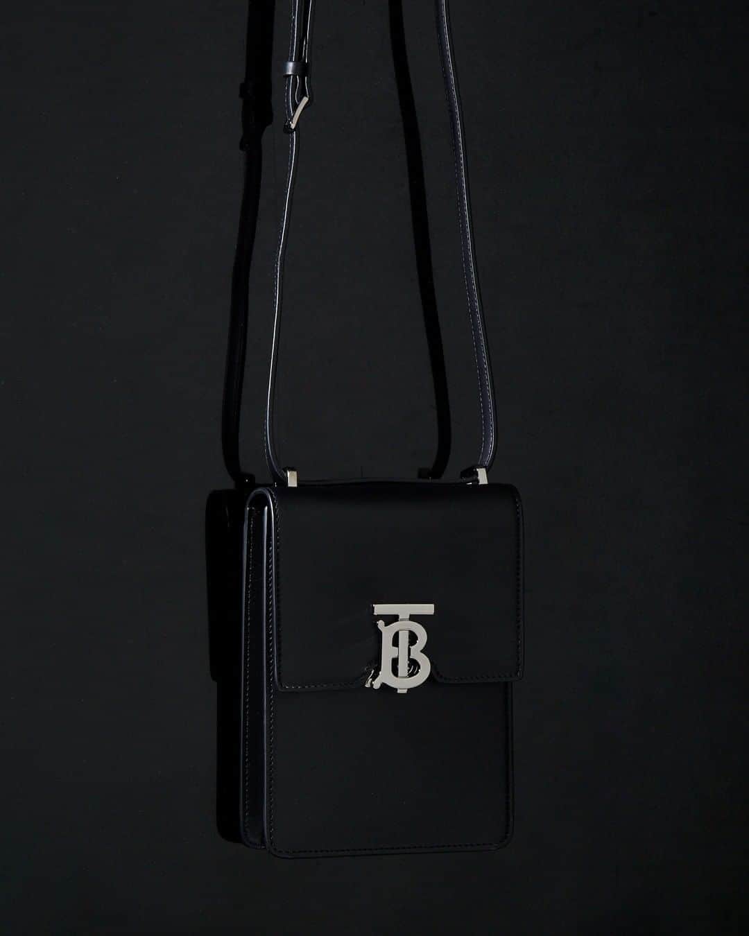 エルエヌシーシーさんのインスタグラム写真 - (エルエヌシーシーInstagram)「From superiorly crafted leather bags to motif embellished wallets, explore Burberry's latest accessories online at LN-CC.  @burberry #Accessories #NewIn」8月28日 2時00分 - thelncc