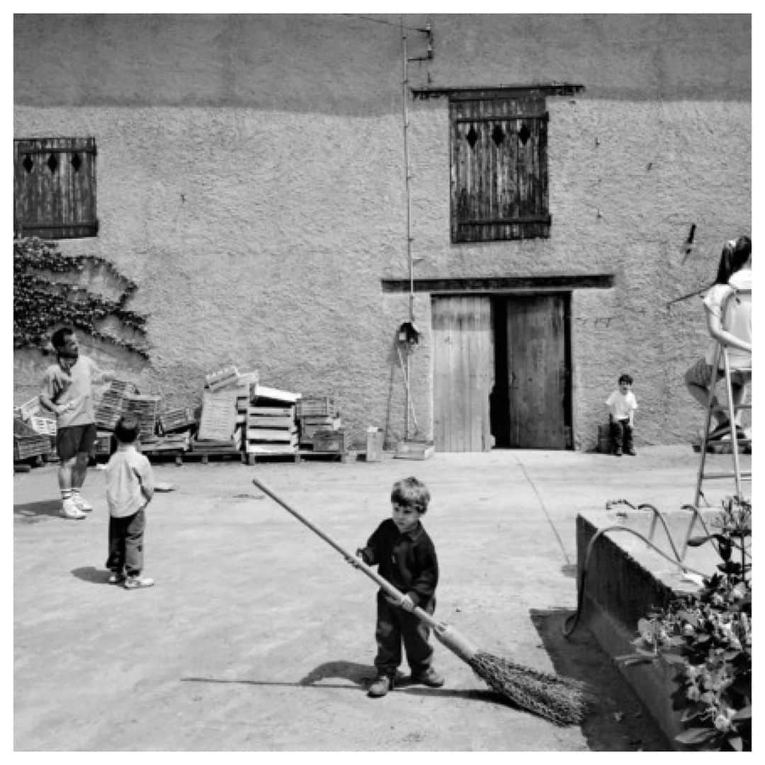 Magnum Photosさんのインスタグラム写真 - (Magnum PhotosInstagram)「"I lived right next to a priceless treasure that is seldom seen today and hardly ever photographed" - @rdepardon ⁠ .⁠ The Magnum photographer reflects on how his childhood years spent on the family farm shaped his life and work.⁠ .⁠ See a selection of images and reflections at the link in bio.⁠ .⁠ PHOTO: "Le Garet". Villefranche-sur-Saone. Rhone-Alpes region. Rhone department. France. 1993.⁠ .⁠ © @rdepardon/#MagnumPhotos」8月28日 2時01分 - magnumphotos