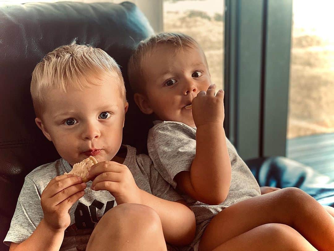 クリストファー・ピーターソンのインスタグラム：「Couple of days left in quarantine with these two. Past 2 weeks has been a Hell & Love relationship but soon back to work and a routine for all of us 🤞🏽👊🏽」