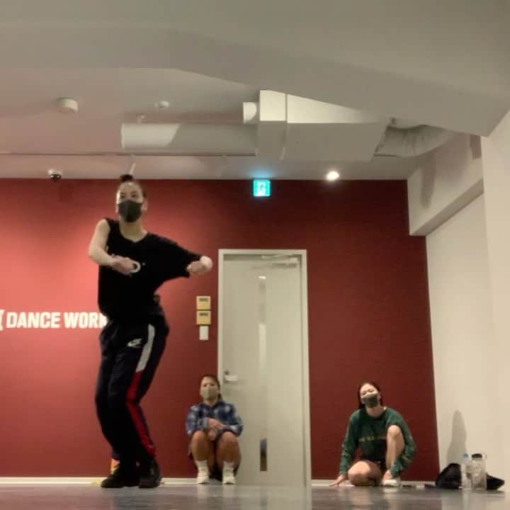 のインスタグラム：「#Repost @hikaru_hirayama インスタ観たら娘を発見💃 音も踊りも良いねー🎶 娘は振り付けもやるし、ミュージカルやバックダンサーもこなすマルチタレント😎  I’m just looking at instagram and I hit on my daughter💃 I love this music and dance 🎶 She can choreograph and does musical, dance for music video as well. She has multiple talent😎 #dance #musical」