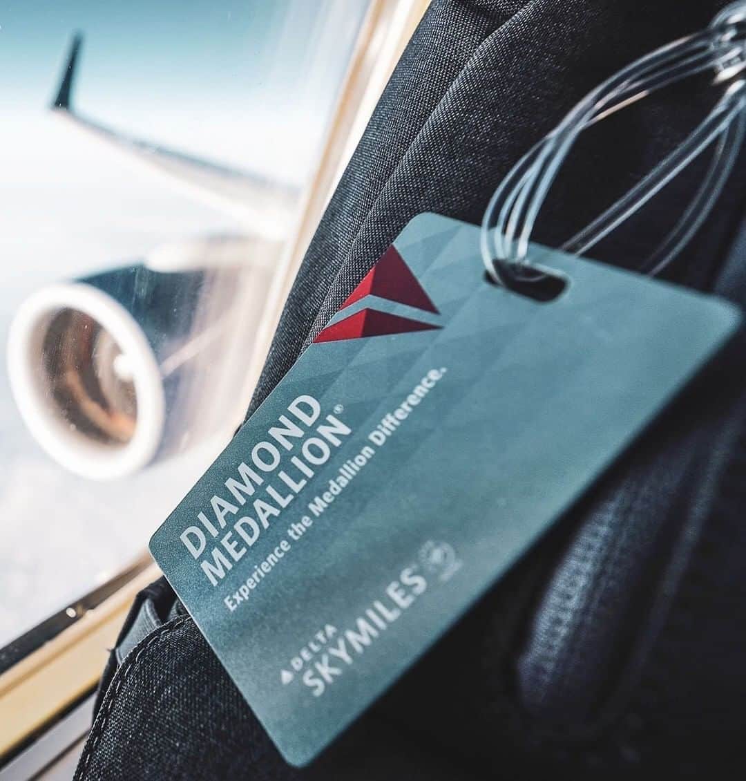 デルタ航空のインスタグラム：「"I am finishing a trip from Seattle to Boston and New York, and it is so wonderful to be here at 38,000 feet after five months of not flying. This Delta One 757 flight is terrific, and the views from up here never get old.  I’m grateful to the awesome Delta Flight Attendant in the business class cabin for making this such a great experience! Delta has gone above and beyond to make flying as safe and hygienic as possible for passengers - and their effort is abundantly clear from check-in to landing." - @phil_in_flight, Diamond Medallion Member  You deserve peace of mind while you travel.  So when you’re ready to fly, know that a safer, cleaner and more flexible experience is waiting.」