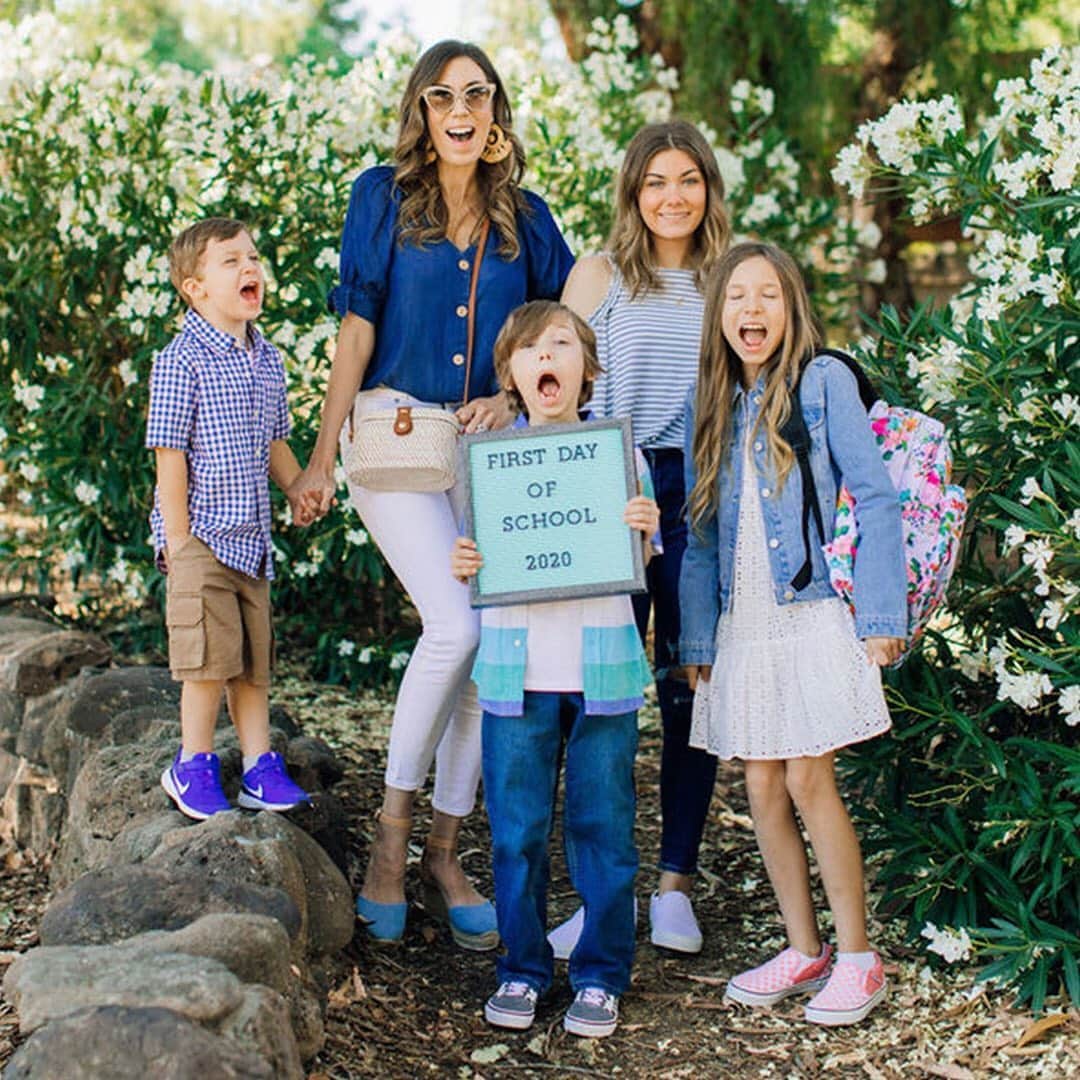 ロック&リパブリックのインスタグラム：「That first-day feeling! Whether they’re heading back or logging in, tap to shop and take 15% off your purchase through 9/2 + earn $10 Kohl’s Cash for every $50 spent through 8/30. Plus, try Store Drive Up for online orders (select locations). 📸@apriljwagner #Kohls」
