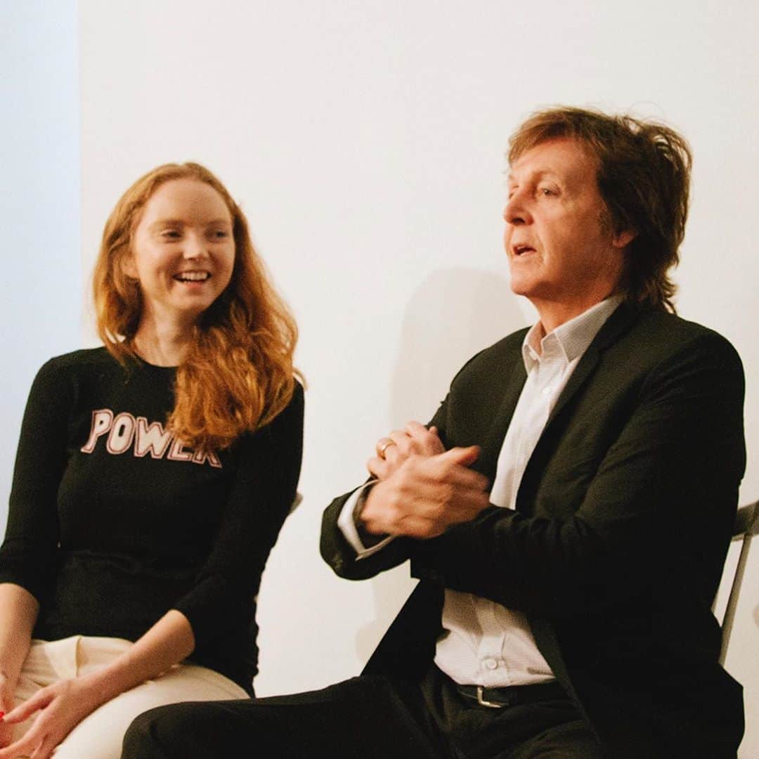 リリー・コールのインスタグラム：「New podcast! Episode 2 of my new podcast series, Who Cares Wins, is out today, feat. Paul McCartney, Alice Waters, Isabella Tree, Pat Brown and James Suzman, exploring the question, “Is Meat Killing Us?” Link in bio to listen. . Food and meat is one of the most important and divisive aspects of environmentalism. What we eat has the potential to both destroy and restore our planet. . Food offers the most simple and effective change many of us can make tomorrow. So what should we eat??? . 1 - I speak to Paul McCartney about why he and Linda founded Linda McCartney Foods in 1991. 📷 MPL communications. 2 - The trailer for the new podcast episode. 3 - Meat played a critical role in humanity’s evolution, and yet now is a key driver to the Sixth Mass Extinction. I speak with anthropologist Dr James Suzman about what we might learn from how our gatherer-hunter ancestors hunted animals, and the San way of killing with respect and empathy.  4 - I speak with Stanford scientist and founder of Impossible Foods, Pat Brown, who are making plant-based burgers that are molecularly identical to meat. 5 - Pat Brown photographed by me at our interview. Loving the T-shirt. 6 - I speak with Isabella Tree, author of Wilding, about her and her husband Charlie’s work transforming a large farmland in Sussex, England, into a large site of re-wilding, and why they sell the meat from some of the animals on it. 7 - I speak with Alice Waters - the pioneering chef and activist - about her philosophy of food. Phootgraphed here with her daughter Fanny (my friend whose book Always Home is a beauty!) 📷 Brigitte Lacombe 8 - Alice Waters was awarded the National Humanities Medal in 2015 by President Obama for her work, especially Edible Schoolyards which transform school gardens into classrooms. 9 - Paul photographed by his daughter Mary McCartney ♥️ 10 - Rockstars.」