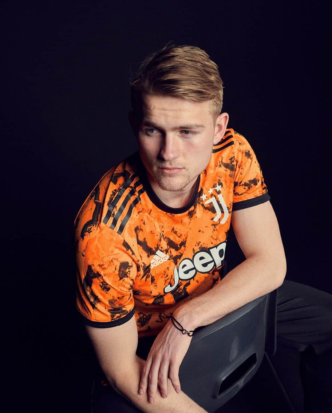 HYPEBEASTさんのインスタグラム写真 - (HYPEBEASTInstagram)「@hypebeastsports: @juventus and @adidasfootball have returned for the final installment ahead of the 2020/21 Serie A season. Opting for a vibrant orange third kit inspired by the Italian side’s on-pitch spirit, the set features @adidas’ latest cooling innovation called HEAT.RDY – KEEP COOL and also arrives with matching orange shorts and socks. Purchase the jersey now on both the adidas and Juventus websites.⁠⠀ Photo: adidas」8月28日 2時11分 - hypebeast