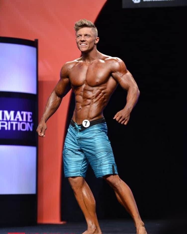 スティーブ・クックのインスタグラム：「Throwin it back @mrolympiallc content 2016.  This hit 200k we might have to compete again maybe classic lol. Dreamin」