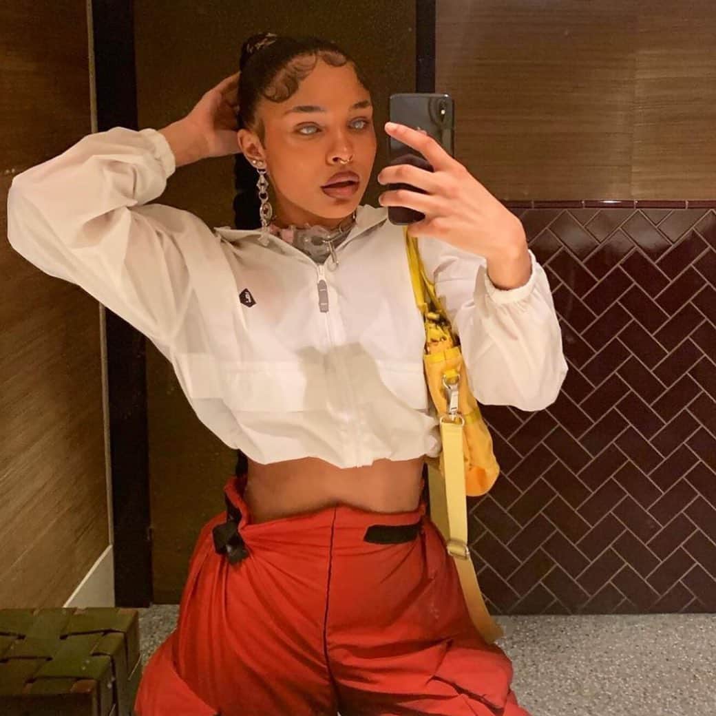 ジョージジーナ&ルーシーのインスタグラム：「We love to see you guys getting creative. @4bluepills reworked one of our buckles and made a choker out of it 🔥🔥🔥 #georgeginalucy #gglsquad」