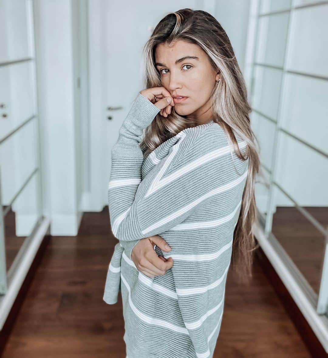 エイミー・ウィラートンのインスタグラム：「Today I did manage to pose alone !!😆... Probably was secretly missing her though 🤣#guilty ... how gorgeous is this @paisielondon #ribbedjumper ? Wearing it to travel up north tonight with Dem just us - I’m a lockdown Mum who is just not used to going places on my own anymore ....especially with an energetic #7monthold so feeling v nervous 😥 ! #wishmeluck 🙏#bankholiday」