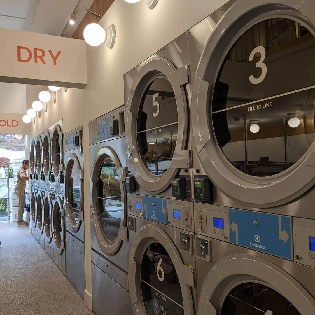 ホカオネオネさんのインスタグラム写真 - (ホカオネオネInstagram)「“When I (Corinna) first moved to New York 8 years ago for a job in fashion journalism, I was surprised at the state of the laundromats in my neighborhood. I couldn’t believe that the places I needed to visit to wash my clothes were, in fact, dingy and unkempt. A couple years later, I began dreaming up my ideal laundromat, and convinced my sister Theresa to move from London to help with the design. We envisioned a beautiful, modern, light-filled space that was not only sparkling clean but also environmentally friendly (a value our mother instilled in us from a young age).  We found the perfect space in Williamsburg, Brooklyn, installed the most energy-efficient equipment on the market, sourced biodegradable garment care products, and brought our vision to life. Theresa ended up staying in New York after the buildout (as did our parents), and for two years our family business was a lovely spot for the community to do laundry, linger in our back patio, and relax with a cup of coffee in our mezzanine café.  As small business owners, we wear many hats, including helping our team wash and fold. We’re no strangers to being on our feet for hours on end, and having supportive footwear is key. When COVID-19 hit New York in March this year, we decided it was best for our team to shelter at home while my sister and I kept the business going. The neighborhood needed our services to stay healthy and clean (it’s still relatively uncommon to have laundry in the building in NYC), and we ended up doing thousands of pounds of laundry drop-offs between the two of us while self-service was suspended. That was one of the most mentally and physically challenging periods we’ve ever been through, but having family by our side, an amazing team (who are now back in action!), and an extremely supportive community makes all the difference.   - HOKA Fans Corinna & Theresa Williams of @celsious_social #HumansofHOKA  Head to our stories now for a takeover Corinna and Theresa. #TimeToFly」8月28日 2時23分 - hoka