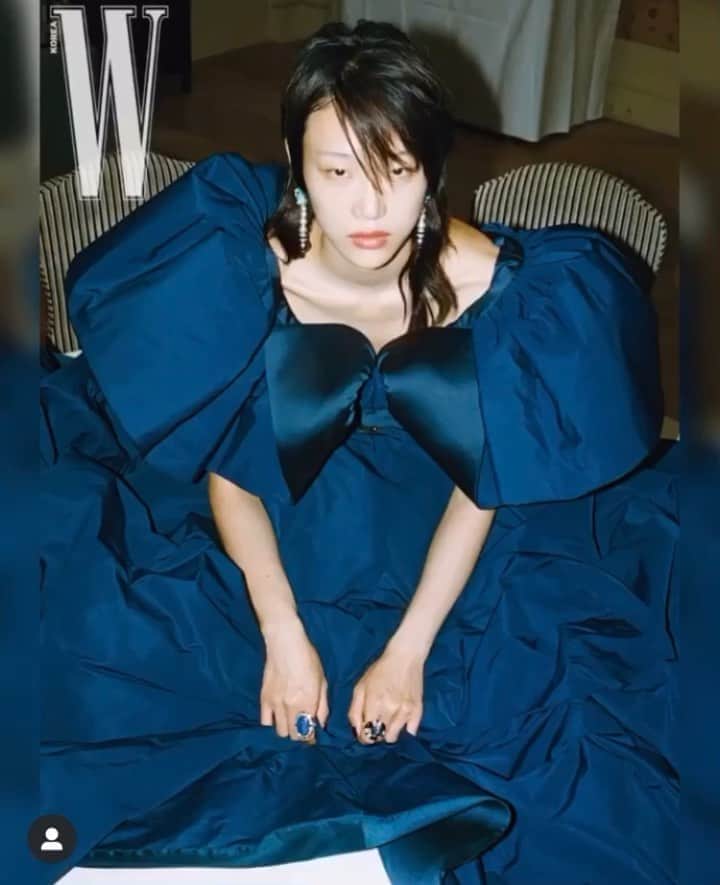 アレクシマビーユのインスタグラム：「Thanks @wkorea for the cool editorial @alexismabille #hautecouture worn @sola5532 thanks @hyejoo_w and @fashionyk #alexismabille #wkorea #editorial #inc #navyblue #ruffles」