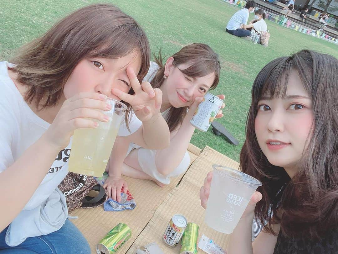 水口美香のインスタグラム：「南池袋公園  広い芝生に、自由に使っていい貸しゴザ。夏の外飲みが大好きなのでたまらん！  氷が欲しくてコンビニコーヒーを購入してコーヒー入れない奴。  #南池袋公園 #外飲み #ストリートチューハイ #ストチュー #ゴザ #レモンサワー #緑ハイ #昼飲み」