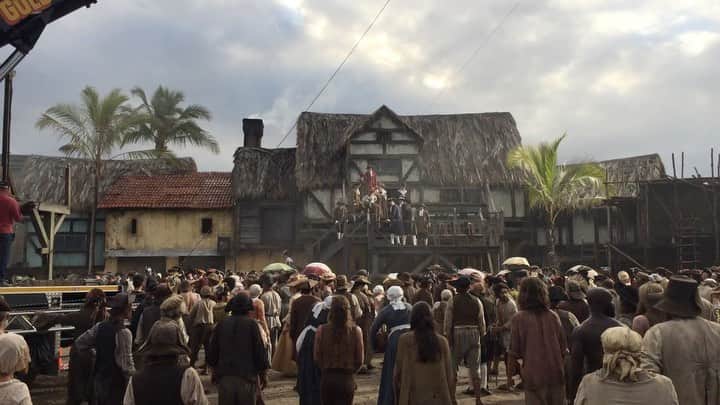 ヨアヒム・ローニングのインスタグラム：「Fun times with stunt & extras on the set of Pirates of the Caribbean: Dead Men Tell No Tales ☠️☠️☠️ #tbt @disneypirates」