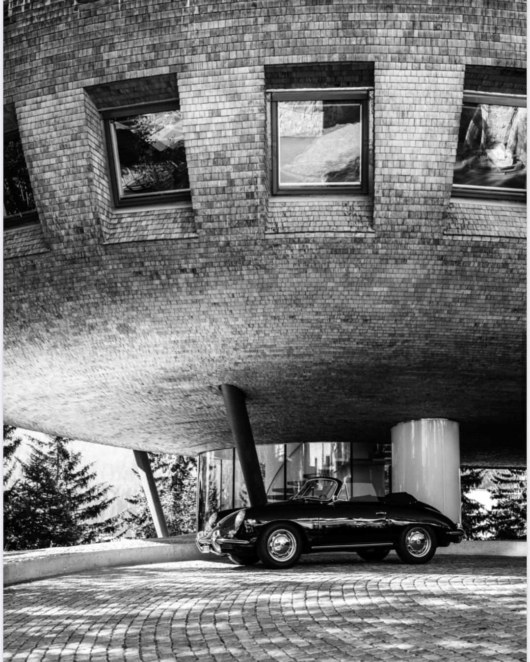 ノーマン・フォスターのインスタグラム：「A sneak peek of a photo shoot by @fabriziodaloisio of our Porsche 356 Speedster of 1964 with Chesa Futura in the background」