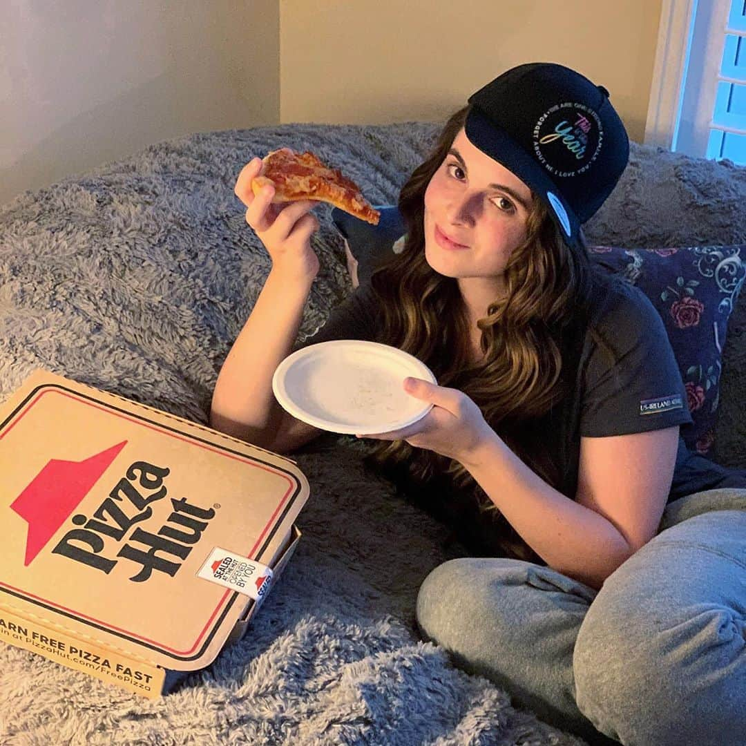 ヴァネッサ・マラーノのインスタグラム：「Who bought their tickets for @ThisisTheYearFilm Live Digital Premiere Event?! 🤔 $1 from every ticket sold will go to the @plus1org COVID-19 Relief Fund. 👍🏼 A big thanks to @PizzaHut for being a sponsor for this event and big thanks to everyone who has bought their tickets so far! 🍕 I'm so excited for everyone to see the film and benefit this amazing cause in the process! You can get tickets by clicking the link in my bio. 😏 Can't wait to see you all THIS FRIDAY 🙌🏼 #pizzaandamovie #ad #Covid19ReliefFund #ThisIsTheYear」