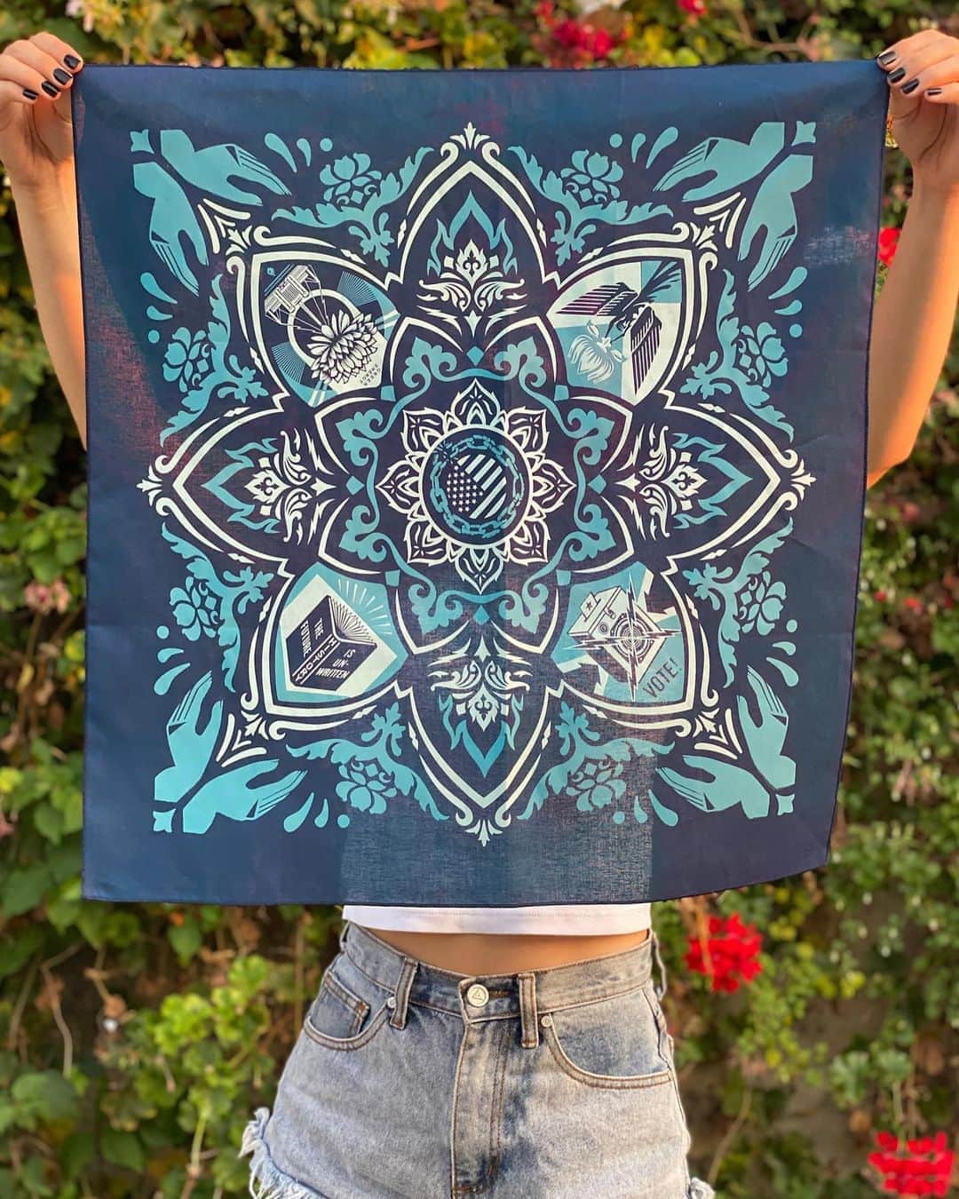 Shepard Faireyのインスタグラム：「I designed this limited-edition bandana for @artistsbandtogether - a campaign to symbolize the importance of democratic values. Swipe through to see four different ways you can wear my design! You can check out my work and the 14 others by a group of world-renowned artists: @jennyholzerstudio, @vcassinova, @julianahuxtable, @alexisrael, @me.rritt, @chrisunkim, #BarbaraKruger, @marilynminter, @cequarles, @frohawktwofeathers, @xavierschipani, #RirikritTiravanija, #LuchitaHurtado, and @hankwillisthomas, available now through @ebay for Charity - link in bio. 100% of proceeds will go to voter-registration organizations @risefreeorg, @mijente & @wokevote!⁠⠀ ⁠⠀ ⁠I believe in the #ArtistsBandTogether project because I think we all can make the country better, and that art and the humanitarian spirit of artists can play a valuable role in doing so. This project embraces the principles of democracy, by making art accessible through the bandanas while also providing support to the grassroots voting initiatives from the organizations benefitting from the profits - Rise, Mijente, and Woke Vote. The caliber of artists involved is inspiring, and I believe in the story behind each work of art. I think that everyone from collectors to activists will be embracing these as collectable symbols of democracy at this historic moment. Thanks for caring!⁠⠀ -Shepard⁠」