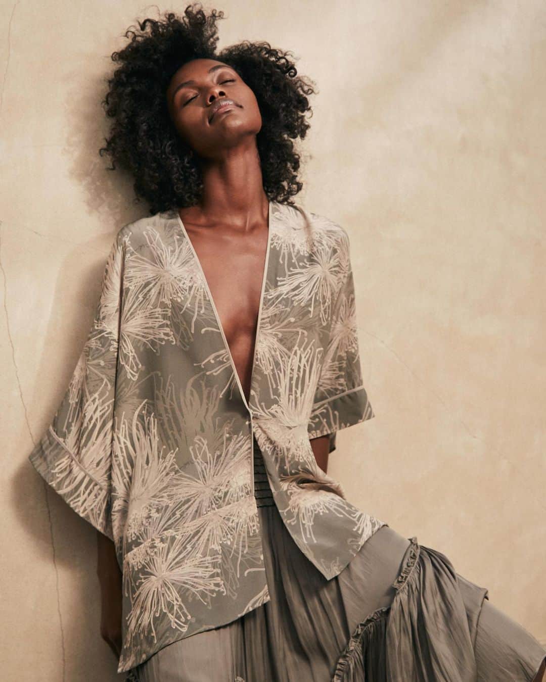 ホルストンのインスタグラム：「Effortless summer neutrals 🌾⁠⠀ ⁠⠀ ⁠⠀ #halston #halstonstyle #halstonettes #halstondress #halstonfashion⁠⠀」