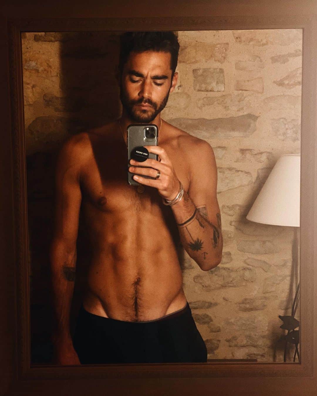 NICOLAS SIMOESのインスタグラム：「Mirror mirror 🧼👀」