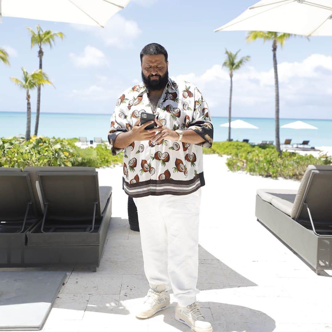 DJキャレドさんのインスタグラム写真 - (DJキャレドInstagram)「Got a text from the studio .... MR KHALED  How many rooms you need for today’s session .   KHALED KHALED REPLIES  I WANT THE WHOLE BUILDING EVERY ROOM . Also I expressed that let’s have the team keep paparazzi away . I want to work wit no distractions.  IM ON MY POPSTAR VIBES !   KHALED KHALED THE ALBUM THIS YEAR   Shirt 👕 by @dolcegabbana 🥥 🌴 Sneakers @jumpman23  Pants 👖 @dolcegabbana  Swipes to capture vibes」8月28日 3時03分 - djkhaled