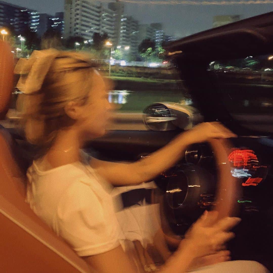 キム・ダヘのインスタグラム：「하루종일 택배싸구 새벽 드라이브 🌃🌠」