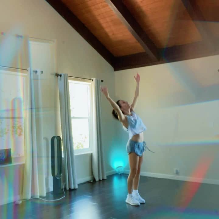 マンディー・ジルーのインスタグラム：「A lil snippet from rehearsal for the Love Slow music vid. I can’t wait for you to see😊 Grateful for this opportunity to create something I’m really proud of!💖 Choreography by 🙋🏻‍♀️ It’s so much fun! Many different styles in one routine💃🏻」