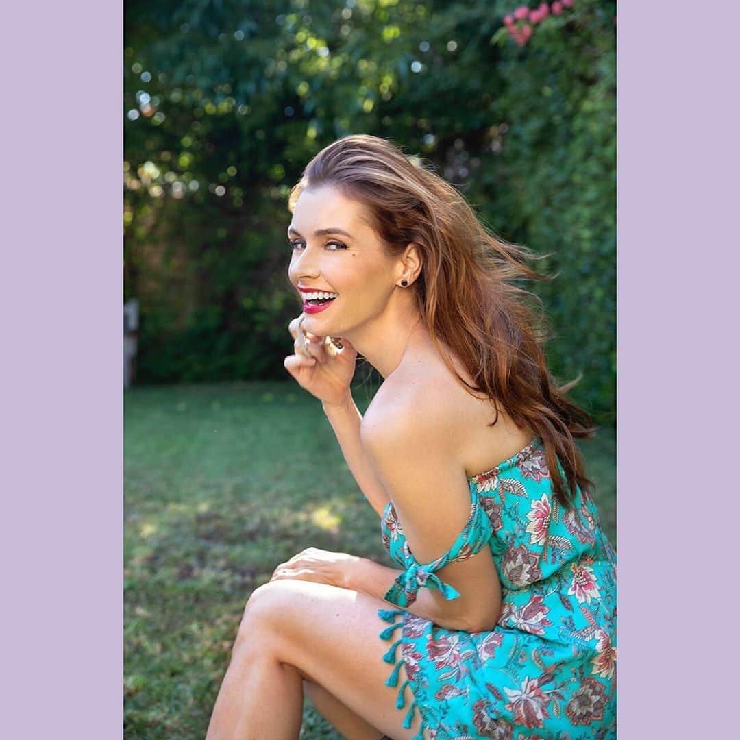 のインスタグラム：「What in your world is making you light up right now?  And how are you adding value to help stop the ongoing injustice?  Bringing in the end of August with a smile! Despite all the chaos, dysfunction and horror throughout our country I try to funnel my outrage to productive action (& mainly not online) & also recognize the immense blessings within my life right now.  Trying to balance the darkness with light and gratitude. So, for today I leave you with a smile. 🥰  Together we can be the change we want to see in the world!  💜🙏🏽👊🏽 . . . 📸 @raganphoto  💄 @giuliana_bianca  #bethechange #seethechange」