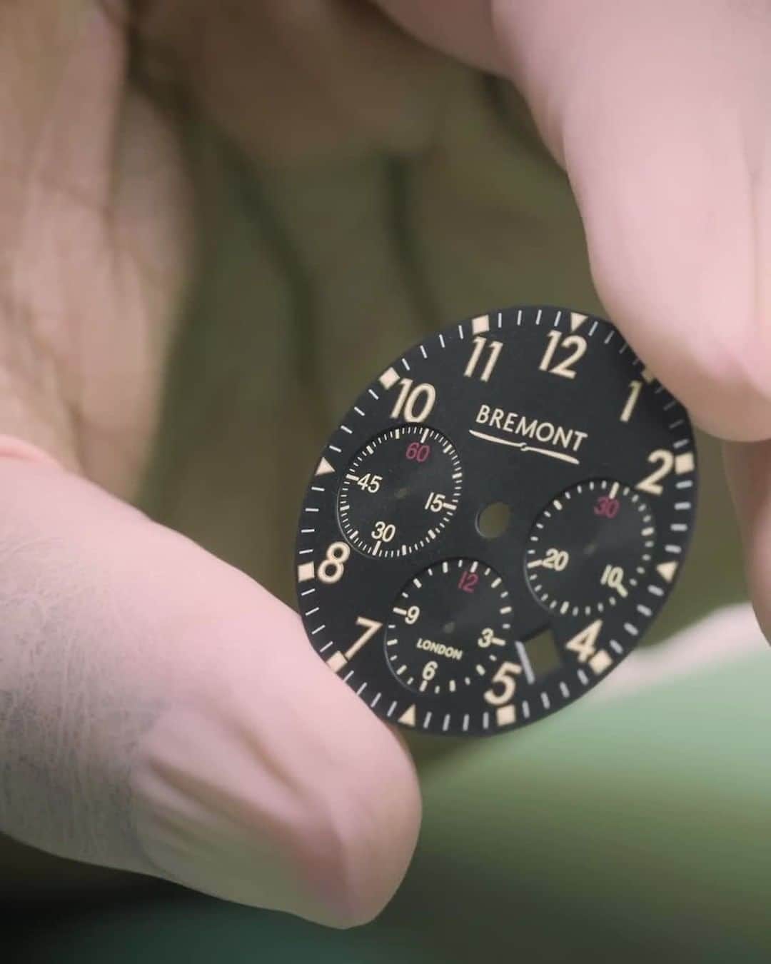 のインスタグラム：「How do we build the new ALT1-P2/JET?⁠ ⁠ Take a look inside Bremont's Henley-on-Thames UK, workshop where we skilfully hand assemble every ALT1-P2/JET pilot’s chronograph.⁠ ⁠ Featuring the modified calibre 13 ¼''' BE-53AE automatic chronometer movement housed inside the Bremont Trip-Tick® case construction made from DLC (Diamond Like Carbon).⁠ ⁠ Discover the new timepiece now at www.bremont.com」