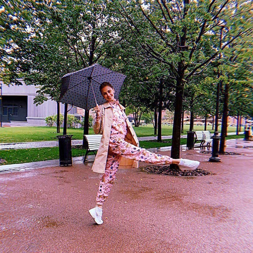 ダリア・イオノワのインスタグラム：「погода шепчет : «возьми зонт» ☔️  _______________________________________  #spb #saintpetersburg #mariinsky #mariinskytheatre #mariinskyballet #mariinskydancer #vaganovastudents #ballet」