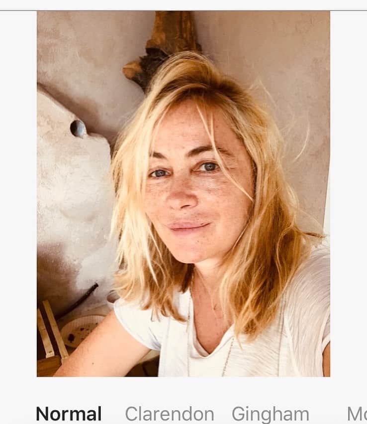 エマニュエル・ベアールのインスタグラム：「Not quiet ready to face a film 🎥 festival !! Little elsewhere ... pas tout à fait prête à affronter un festival de cinéma ... encore la tête ailleurs ... #angouleme  @ffangouleme  #filmfestivalv #havetodomyhair 🤨 @gilles_alexandre_de_paris_stud 🥰」