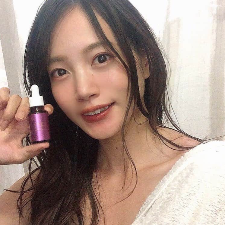 のインスタグラム：「🍋🥝🍓﻿ ﻿ 日焼け肌に焦って頼んだ待望のビタミンC美容液が届き毎日使って1週間˚✧₊⁎﻿ ﻿ 気になってた毛穴の開きが〜〜〜🥺💕﻿ 使ってみて本当に良かった〜〜〜🙏✨﻿ ﻿ ピュアビタミンC高濃度28%です🌟﻿ ここまでの濃度は初めて使いました😏﻿ (レモン170個分❕🍋✨170個って…笑)﻿ ﻿ 実は初めて使った時にピリピリした痛みがあったのですが調べてみたら還元作用というビタミンCが強力に持つ肌を元に戻す作用で効いている証でした💫💫﻿ ﻿ 今まで使ったビタミンC美容液では感じたことがなかったのですが、濃度が高くなるほど、浸透度が早いほどあらわれるそうで商品説明見返したらそのこともちゃんと書いてありました。(ちゃんと読みましょう。笑)🙈﻿ ﻿ ※しばらくして治る場合は特に問題ありません。とのことなのでしばらくしても治らない場合は気をつけてね。私は塗った瞬間だけピリピリです。💥﻿ ﻿ 水にも油にも馴染みやすい両親媒性、化粧水の後にすぐ塗ってすぐクリームして終わり✌️﻿ ﻿ こないだ投稿した美顔器にビタミンCの浸透を高めるモードもあるので元気がある日は美顔器を使ってます💆‍♀️✨﻿ ﻿ 顔だけ見て「全然焼けてないね」って言われることが続いているので、緊急レスキューで肌のケア色々試みてるけどどれも無駄じゃないと思っています💪﻿ ﻿ このピュアビタミンCは @beautysalonlino のオンラインストアで販売しています🐒♡♡﻿ 🚨追記、知らなかったんだけど今40%オフになってるの。まだまだ使い切ってないけど買っておくべきだろうか…👀✨✨﻿ ﻿ ﻿ #プラスピュアvc28#ビタミンC#ビタミンC美容液 ﻿ #VCセラム30#くすみ#ハリ#美容液#毛穴#毛穴対策 ﻿ #beautysalonlino#小じわ#アンチエイジング ﻿ ﻿ ﻿ ﻿」