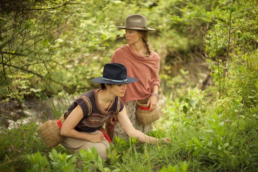 ミア・マエストロのインスタグラム：「It’s your birthday beautiful sister @allmattersofspirit 🌱So many steps taken together in silence, ceremony, laughter, magical lands, dance, synchronized paths and Tea 🤍🌬🤍 Wishing you the world on this new solar return.  Love you 💗」