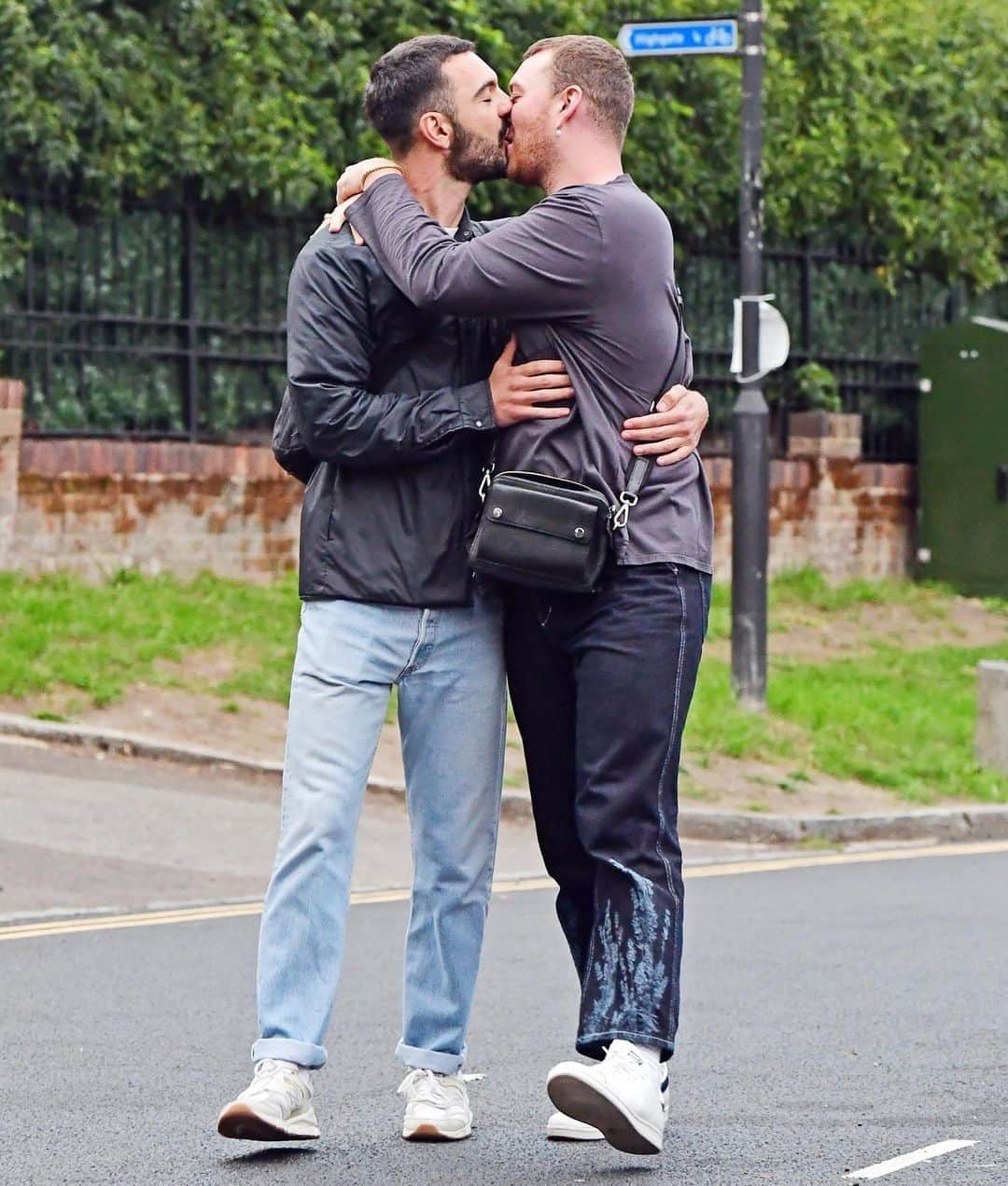 Just Jaredさんのインスタグラム写真 - (Just JaredInstagram)「@samsmith was photographed kissing furniture designer Francois Rocci! Tap this pic in the LINK IN BIO for more PDA-packed pics.  #SamSmith #FrancoisRocci Photos: Backgrid」8月28日 3時45分 - justjared