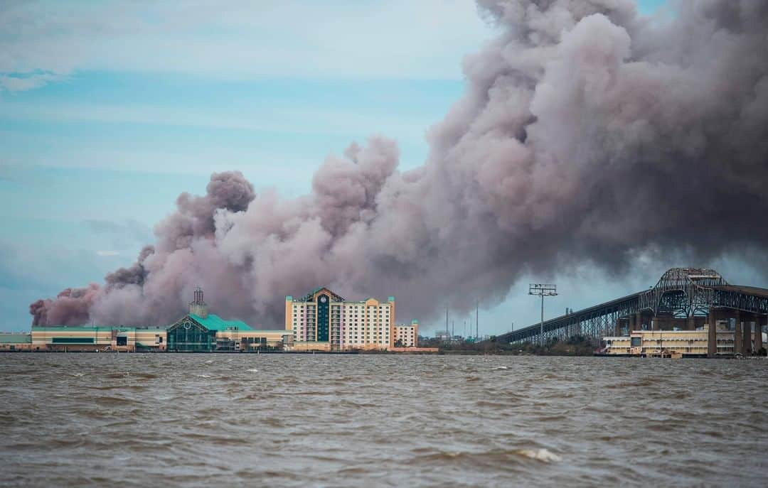 NBC Newsさんのインスタグラム写真 - (NBC NewsInstagram)「Smoke rises from a burning chemical plant in Lake Charles, Louisiana, after #HurricaneLaura swept through the area.⁠ ⁠ Latest on the storm at the link in our bio.⁠ ⁠ 📷 Andrew Caballero-Reynolds / @afpphoto」8月28日 3時46分 - nbcnews