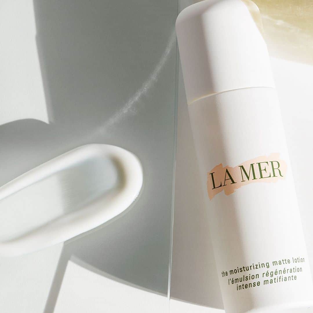 ドゥラメールのインスタグラム：「Glistening under the summer sun? The Moisturizing Matte Lotion’s ultra- lightweight, oil-absorbing texture may be perfect to keeping your look fresh with a matte finish.」