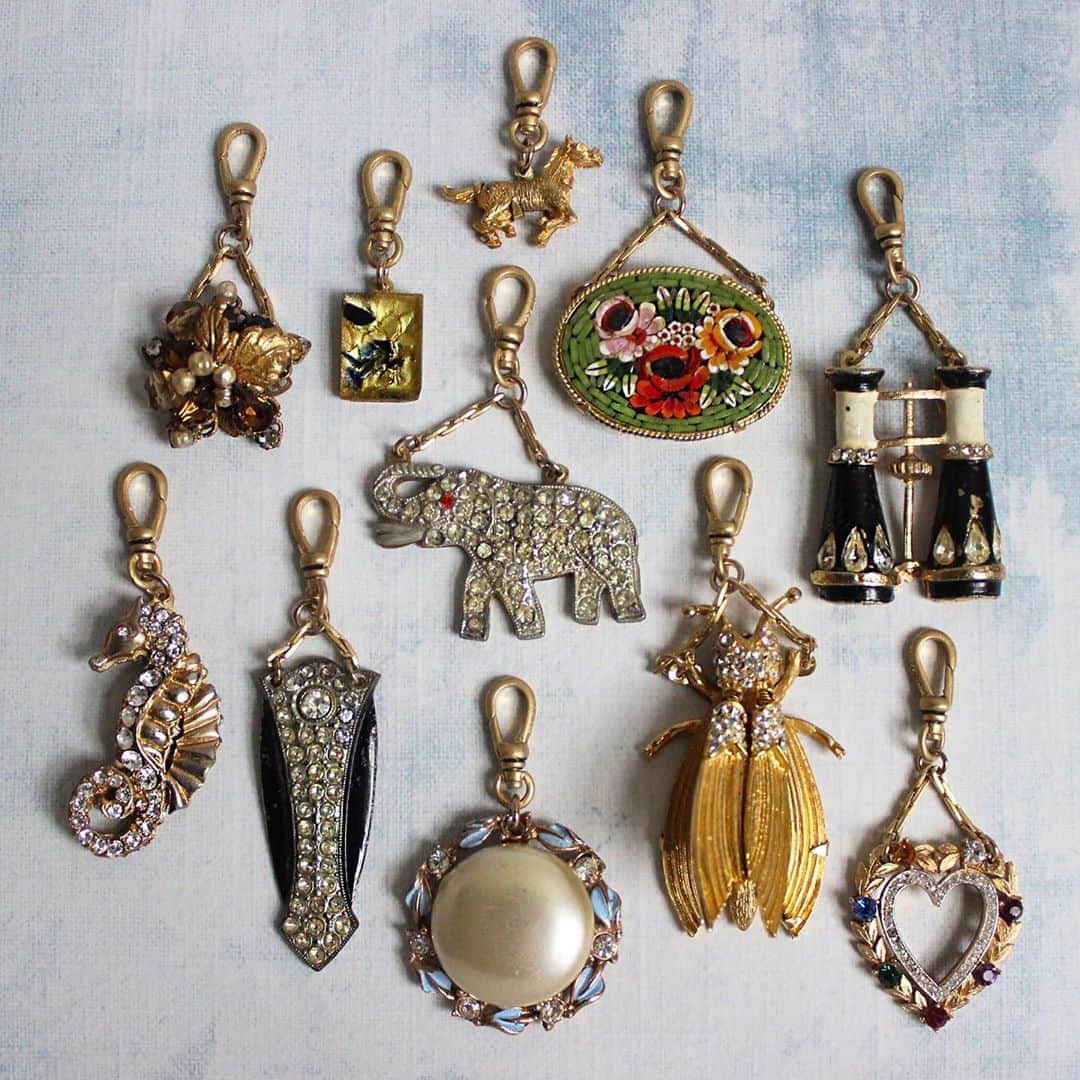 ルル フロストのインスタグラム：「Our largest Vintage Charm Haul ever is now LIVE! Shop almost 100 new (old LOL) charms via the link in our bio to start or add to your collection.  And guess what… shhh… they’re all 40% off. #lulufrost」