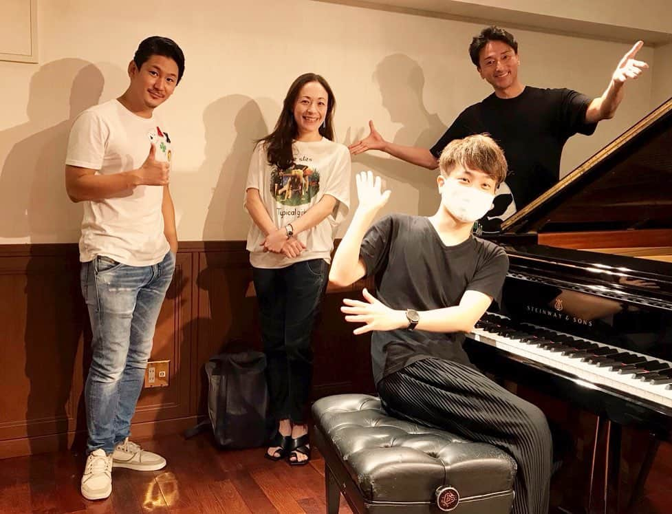 小野田龍之介さんのインスタグラム写真 - (小野田龍之介Instagram)「来週14日開催&生配信🎶 『LIVING ROOM CONCERT』のリハーサルに行ってまいりました⭐️ 薄々感じてはいましたが… やはりバラエティー豊かなボリューミーな内容になりました😂笑笑 山中さん演奏のなか、岡さんビアさんと共に歌わせていただいて嬉しく楽しく光栄です🙏 お楽しみいただけるといいな‼️ 是非ご覧ください🌈 ＊ ＊ ＊ #LivingRoomConcert  #リビングルームコンサート  #ライブストリーミング  #生配信  #岡幸二郎  #シルビアグラブ  #演奏 #山中惇史  #小野田龍之介」9月11日 23時27分 - ryunosuke_onoda