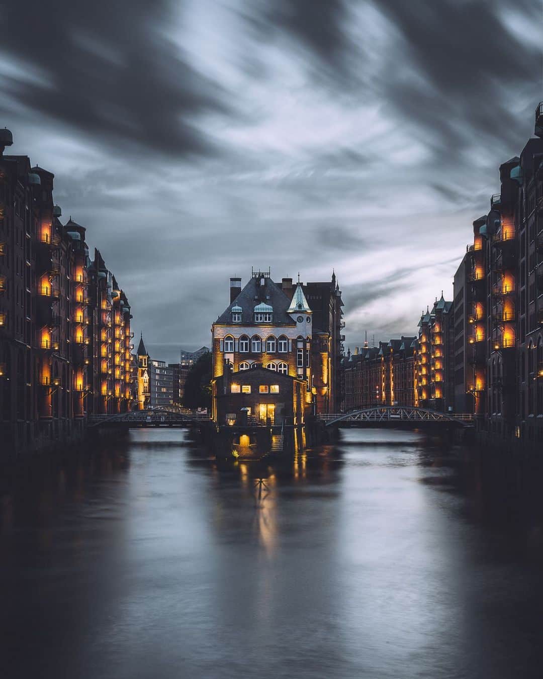 Thomas Kakarekoのインスタグラム：「spot check My take on a true Hamburg classic and also the final shot from this city for now.  #hamburg」