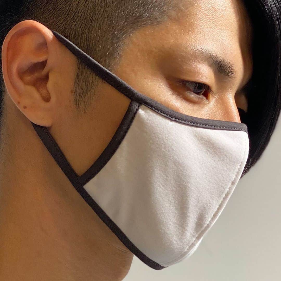BORDERS at BALCONYのインスタグラム：「発売まもなく、肌心地の良さと元気の出るカラーが大好評の⁠EVERYDAY MASK。⠀ ⠀ monotoneセットは、男性にもお召いただきやすいベーシックカラーを揃えた5枚入り。⁠⠀ 上質なオーガニックコットンに高品質な熊本の山鹿シルクで加工をほどこした、天然保湿成分たっぷりのマスクです。⁠⠀ ⁠⠀ ⁠程よいストレッチが効いているので、性別を問わず幅広くお使いいただけます。⠀ ⠀ ⁠⠀ ギフトにもぴったりのボックス入りのお届けです。⁠⠀ ⁠⠀ ぜひ、大切なあの人に。⠀ ⁠⠀ ⁠⠀ EVERYDAY MASK / 5800yen +tax⁠⠀ ⁠⠀ ⁠⠀ #マスク #mask #gift #forhim⁠⠀ #bordersatbalcony #ボーダーズアットバルコニー #ボーダーズ #BORDERS #柴田陽子 #yokoshibata #新商品発売 #productlaunch #comingsoon#newproductalert #新商品」