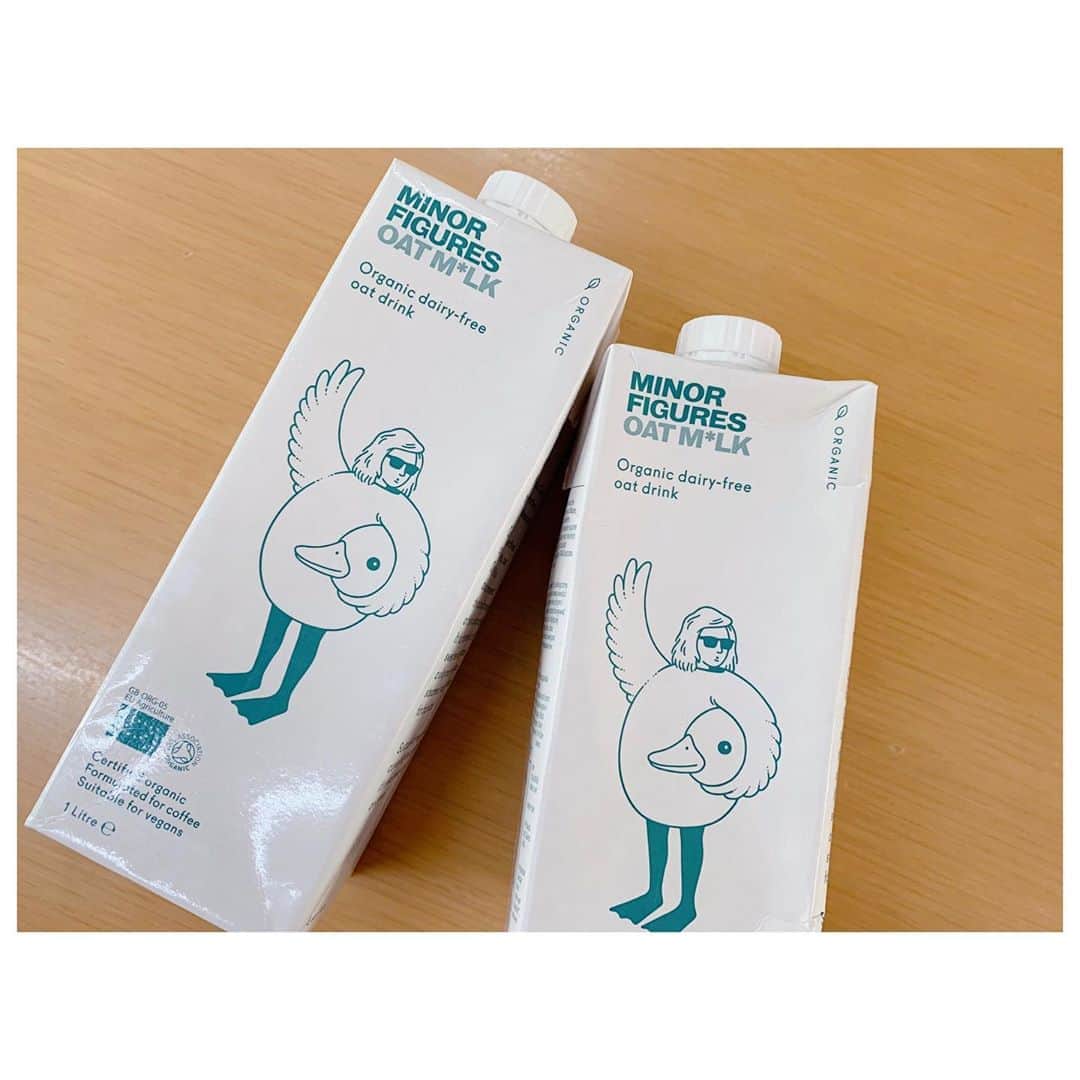 のインスタグラム：「オーツミルクにはまってからいくつか試したけどこれが一番好き。 スーパーとかでは見かけなくていつも @camelback_richvalley でラテ買うときのお楽しみだったんだけど楽天で発見✌️ オーツミルクはミルク自体にほんのり甘さがあるから本当に飲みやすいのでココアパウダーとかと割る時も甘さ控えめで調整して美味しく飲めるのも👍 #oatmilk #myfavorite #楽天room」