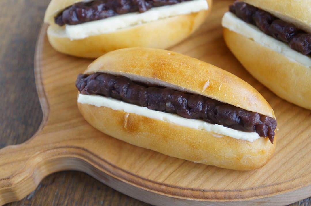 鈴木あすなのインスタグラム：「究極のあんバターサンド🥯 . コッペパンを焼き、バターを手作りし、あんこを炊く。 . 今月の子ども料理教室は、大人もワクワクしちゃう究極のあんバターサンド。 . あっと言う間に4回とも満席になりました。 . 私は久々に両日アシスタントに入ります。 . みんなに会えるの楽しみにしています。 . #名古屋料理教室#究極のあんバターサンド#名古屋名物#手作りパン」