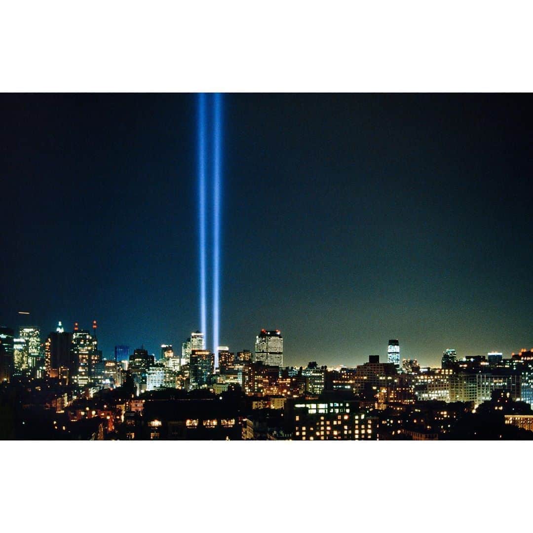 スティーブ・マカリーさんのインスタグラム写真 - (スティーブ・マカリーInstagram)「“If we learn nothing else from this tragedy, we learn that life is short and there is no time for hate.” — Sandy Dahl, wife of Flight 93 pilot Jason Dahl.  Beams of Light Mark Where the World Trade Center Stood. New York, New York, USA, 2002.  #SteveMcCurry #911 #newyork #september11」9月11日 22時08分 - stevemccurryofficial