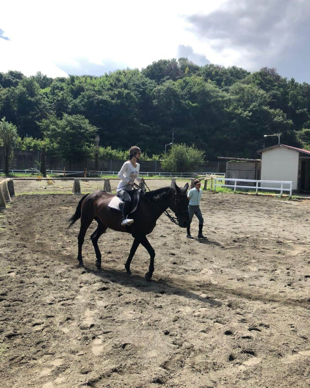 芳野友美さんのインスタグラム写真 - (芳野友美Instagram)「その② #乗馬ライセンス を取得するべく、これから通おうと思ってまーす♪ ほぼ#乗馬初心者 ！ 大好きな馬と触れ合えて、仕事でも役立つ(かも)！ 最高です❤︎ #大井松田乗馬クラブ」9月11日 22時09分 - yumi_yoshino_1980