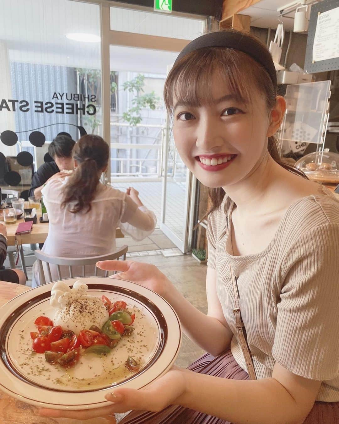 浅賀美咲さんのインスタグラム写真 - (浅賀美咲Instagram)「ずっと食べてみたかったブッラータチーズを食べました😋 チーズを割ると生クリームやフレッシュチーズが溢れ出して新感覚でした✨  世の中には私の知らない食べ物が、まだまだたくさんあるな〜 いろいろ挑戦したいな🍽  #浅賀にポチ　お願い致します🌷  #ミス成蹊　#ミス成蹊コンテスト　#ミス成蹊コンテスト2020 #ミスコン #ミスコンテスト #ミスコンファイナリスト #ミスコン2020 #渋谷カフェ #チーズ　#渋谷グルメ #渋谷」9月11日 22時13分 - miss20seikei_5